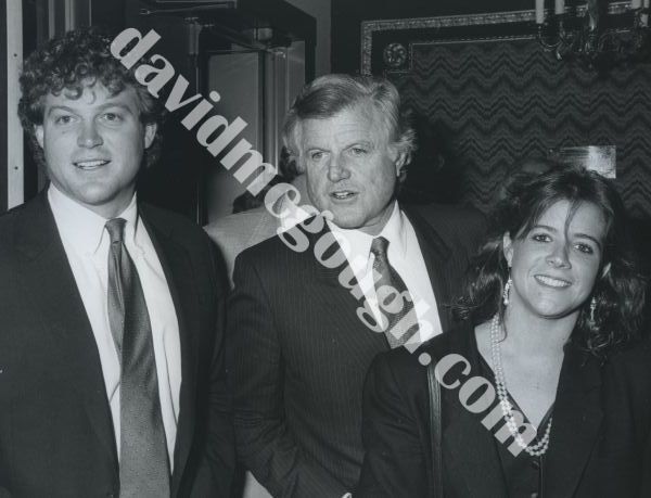 Ted Kennedy with children Kara and Ted Jr. 1988, NY.jpg